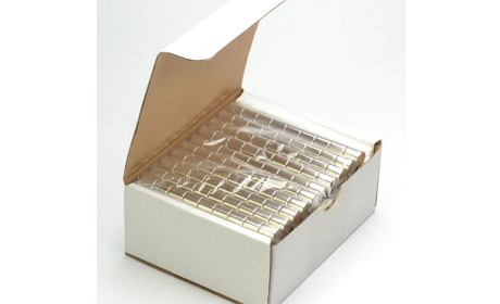 一個常規(guī)燒結釹鐵硼包裝圖片，釹鐵硼磁鋼產(chǎn)品包在塑料袋內(nèi)，裝在小白盒子中